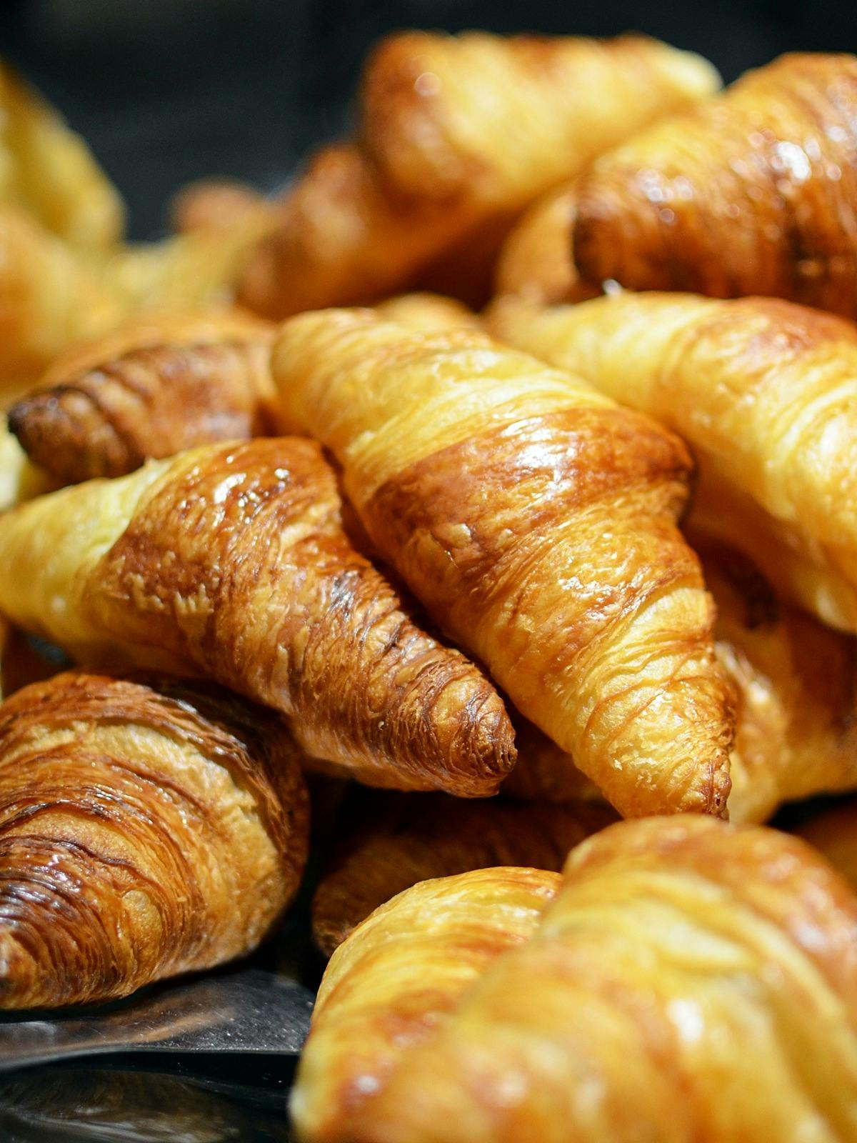 Ode to the Croissant: A Fragrant Symbol of Morning and the Art of Baking